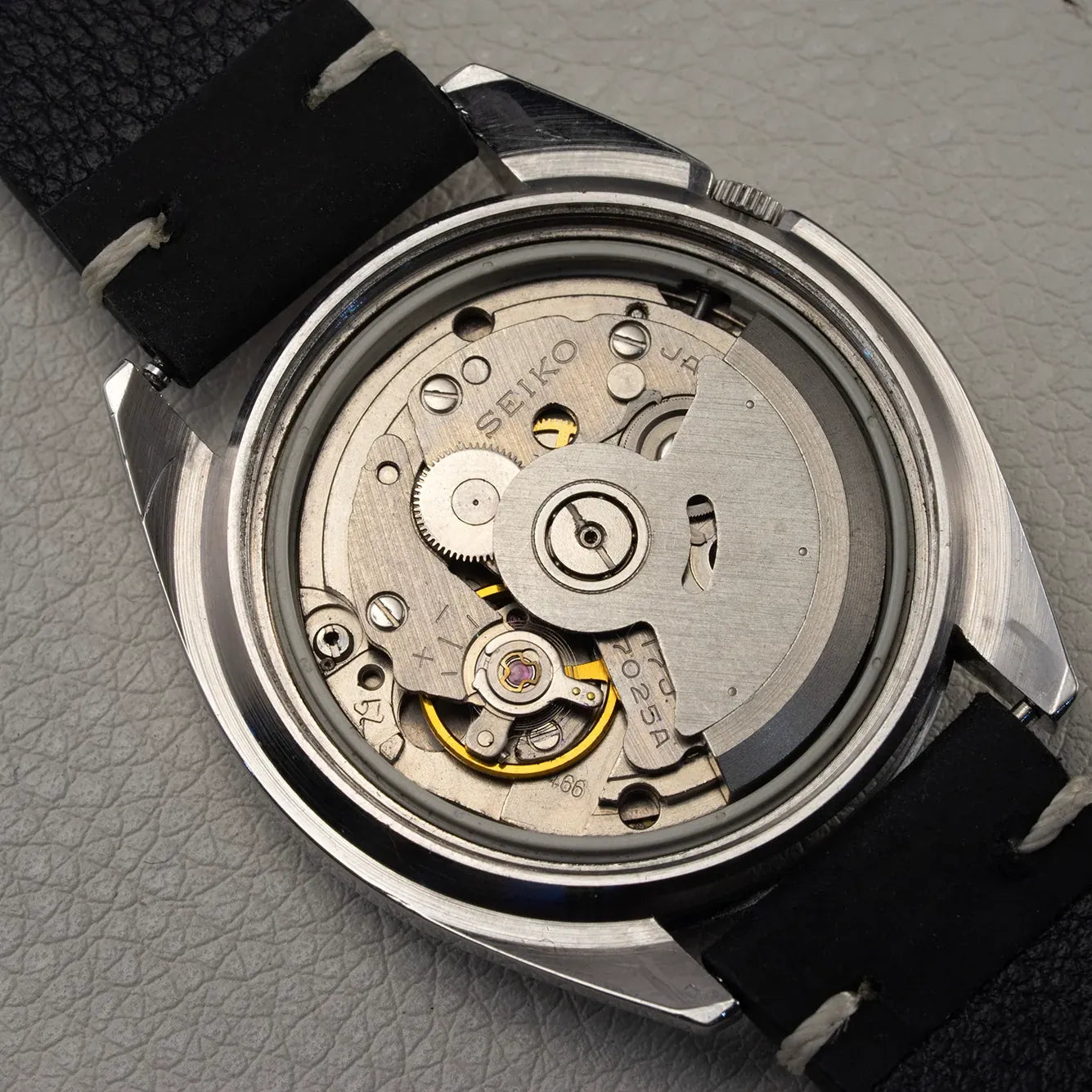 Seiko 7025-8120 Men’s Automatic Dress Vintage Watch, 1979 – side view