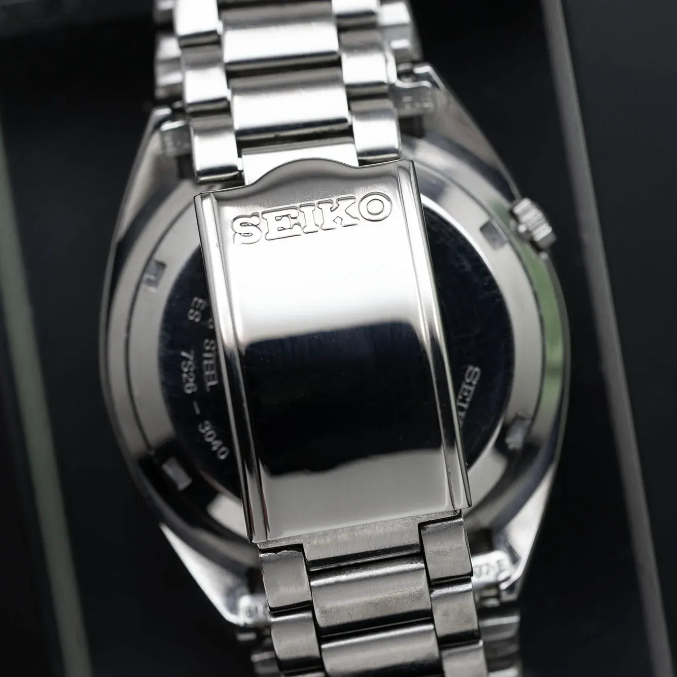 Seiko 5 7S26-3040 Men’s Automatic Dress Vintage Watch, 1996 – dial close-up