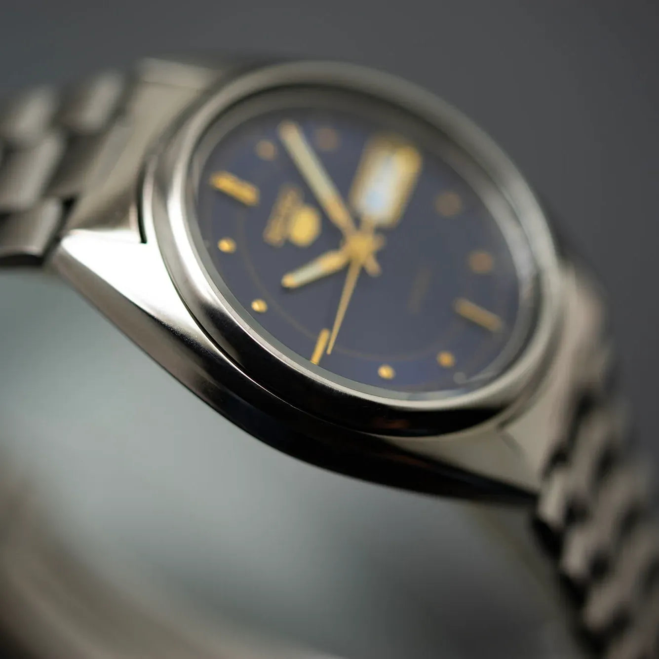 Seiko 5 7S26-3040 Men’s Automatic Dress Vintage Watch, 1996 – movement close-up