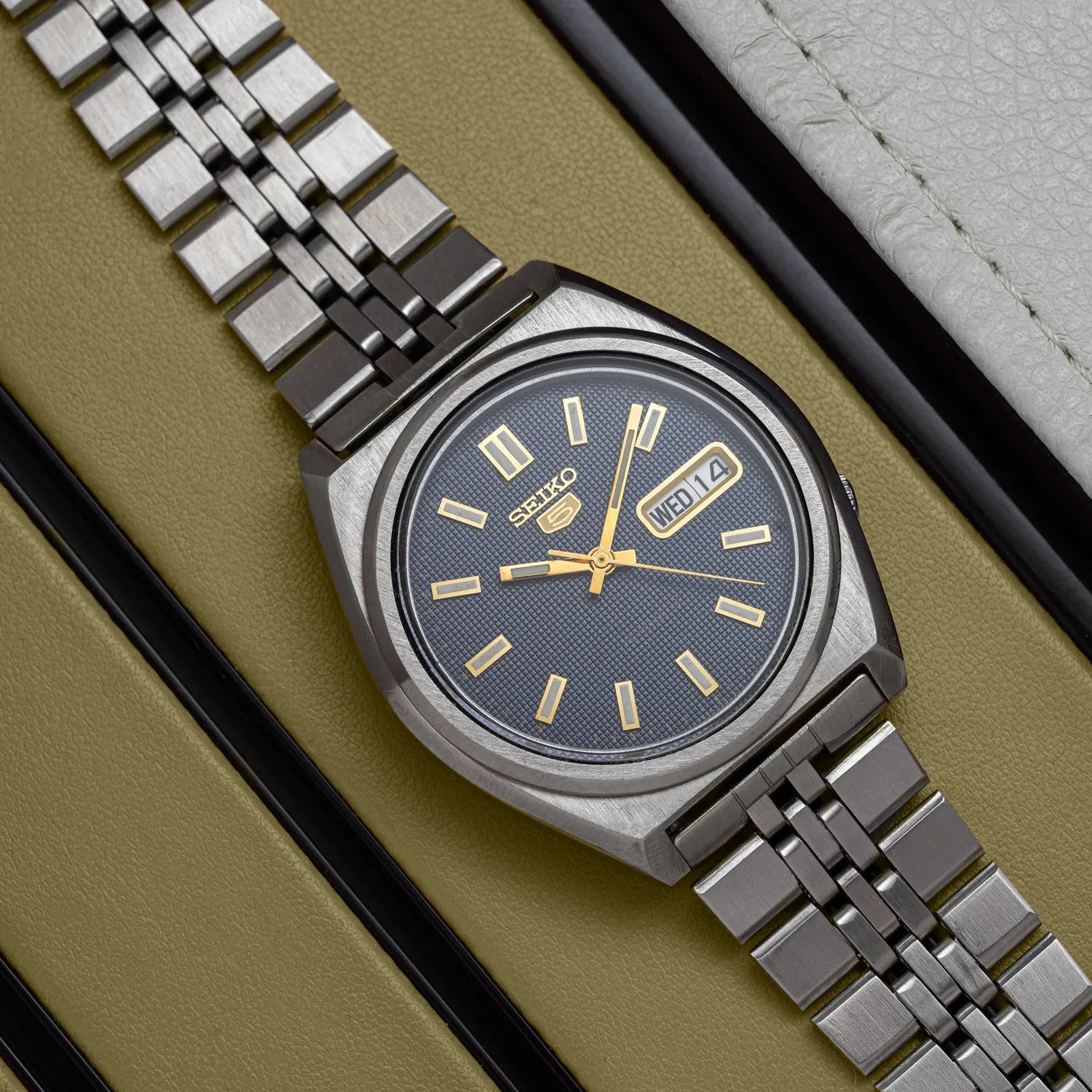 Seiko 5 7S26 8760 Men’s Automatic Dress Vintage Watch, 1996 – dial close-up