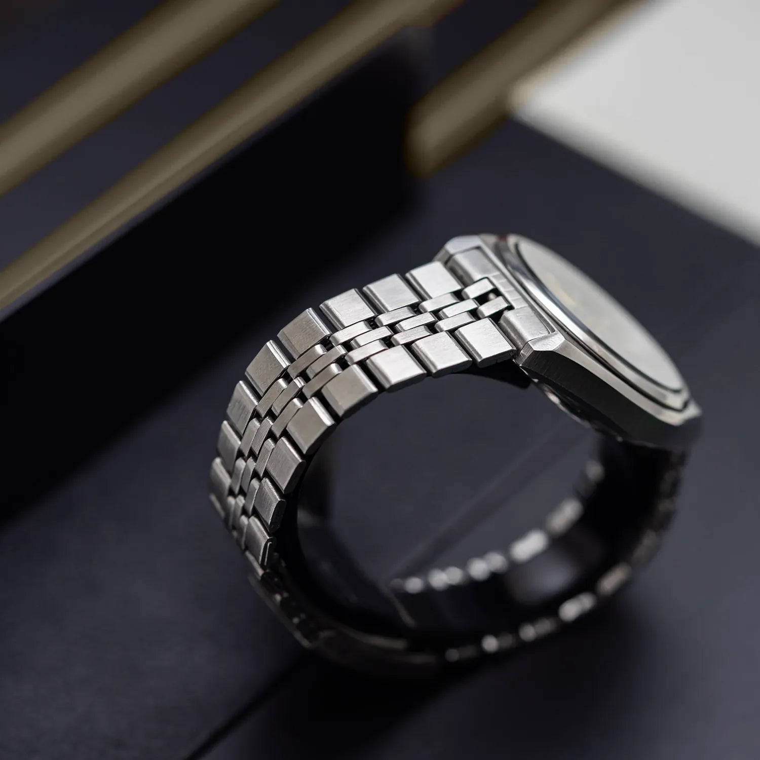Seiko 5 7S26 8760 Men’s Automatic Dress Vintage Watch, 1996 – side view