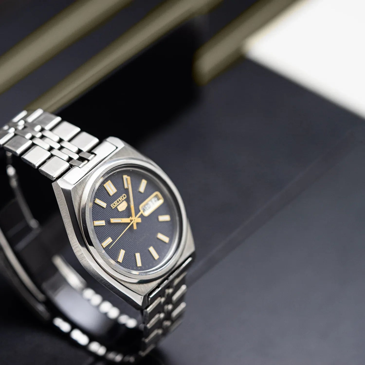 Seiko 5 7S26 8760 Men’s Automatic Dress Vintage Watch, 1996 – movement close-up
