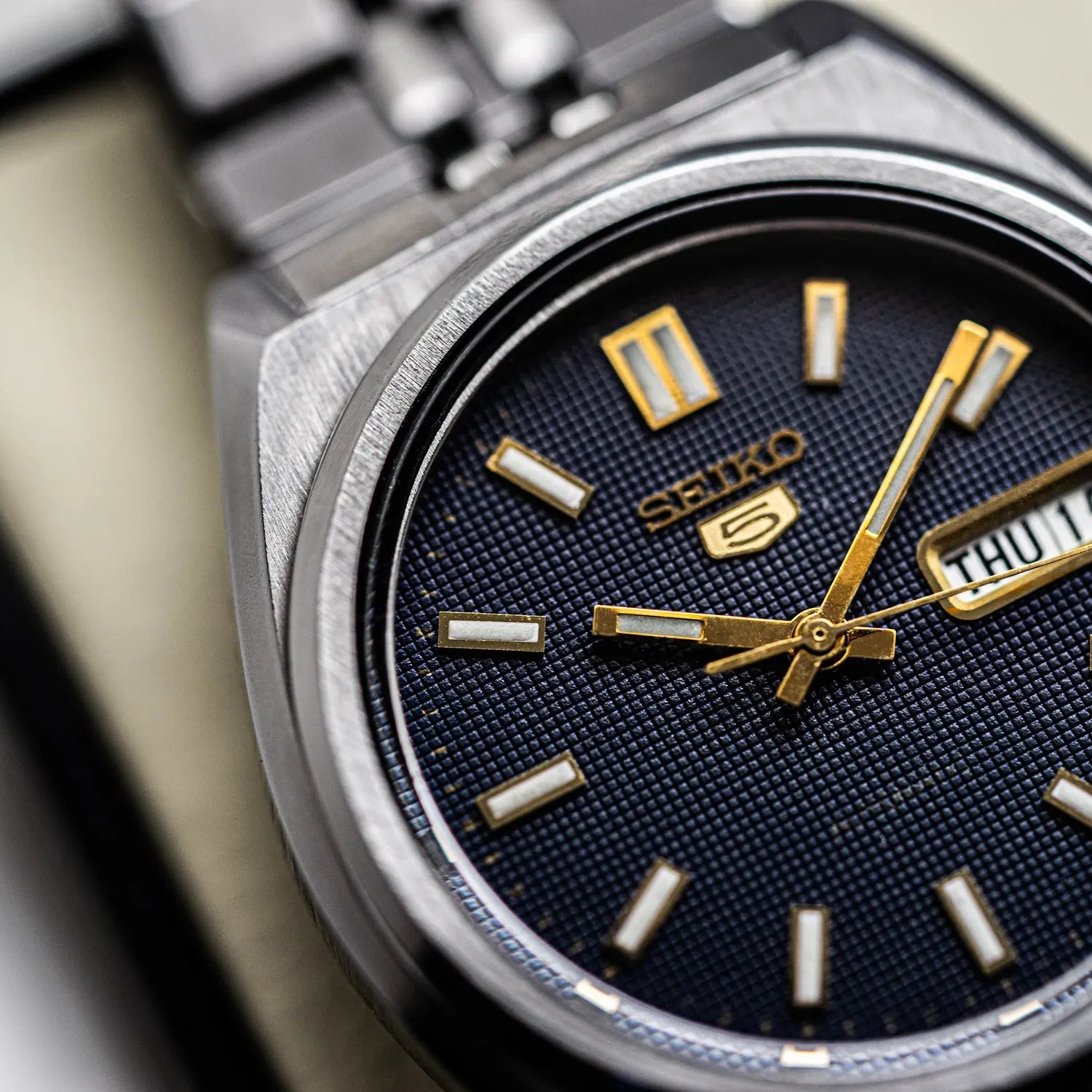 Seiko 5 7S26 8760 Men’s Automatic Dress Vintage Watch, 1996 – front view