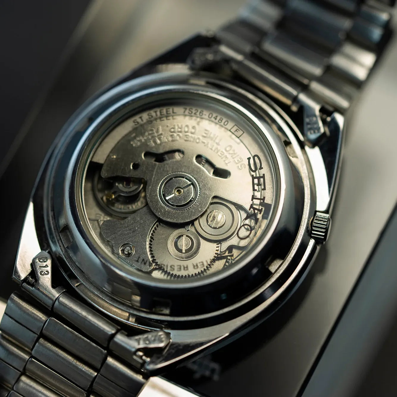 Seiko 5 7S26-0840 Men’s Automatic Dress Vintage Watch, 1996 – dial close-up