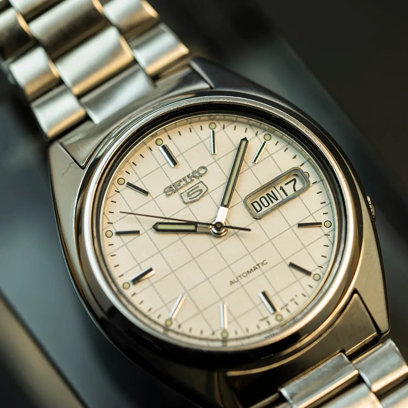 Seiko 5 7S26-0840 Men’s Automatic Dress Vintage Watch, 1996 – side view