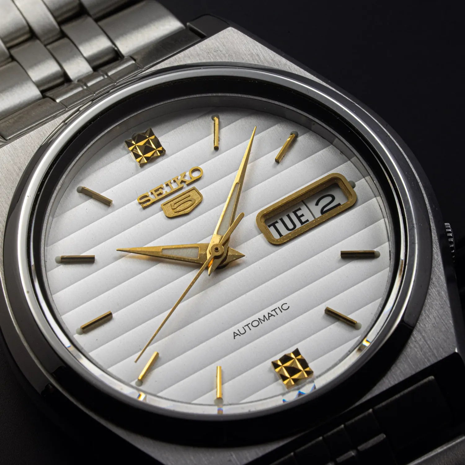 Seiko 5 7S26-8760 Cal. 7S26 Men’s Automatic Vintage Watch – dial close-up