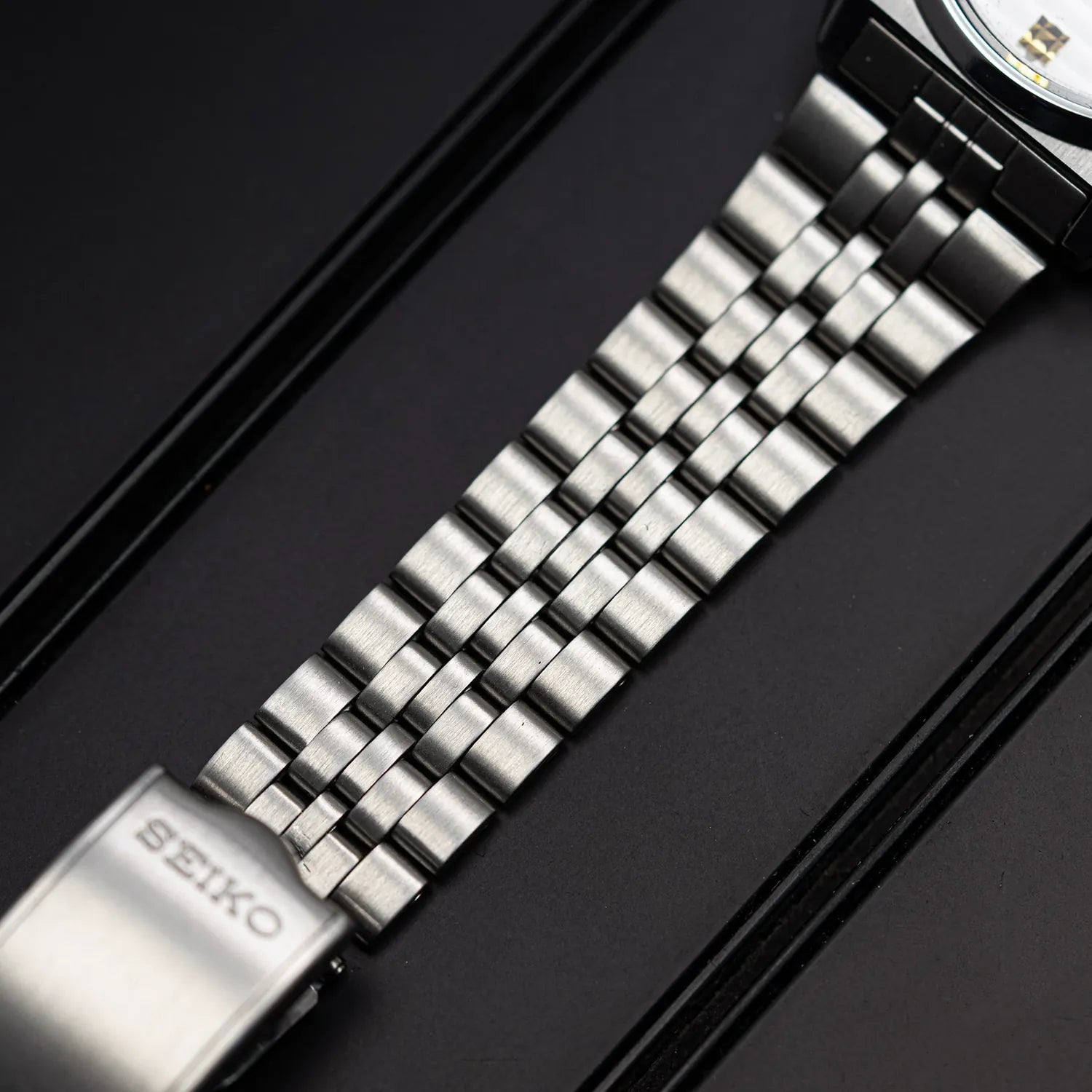 Seiko 5 7S26-8760 Cal. 7S26 Men’s Automatic Vintage Watch – side view alternative angle