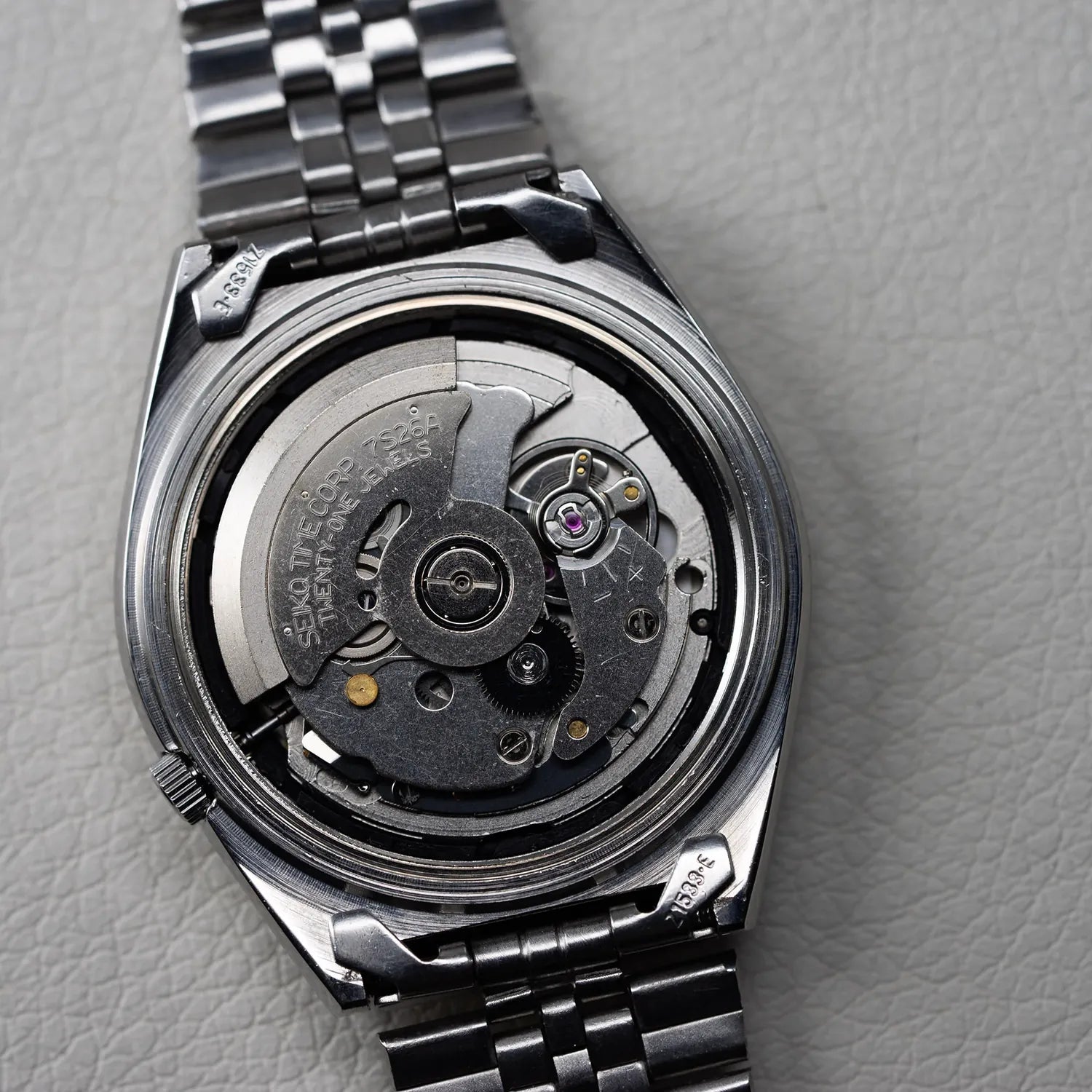 Seiko 5 7S26-8760 Cal. 7S26 Men’s Automatic Vintage Watch – movement close-up