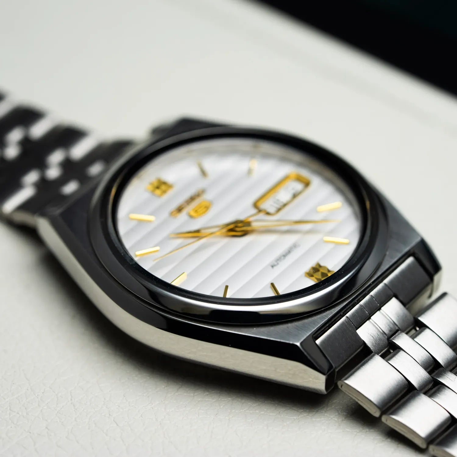 Seiko 5 7S26-8760 Cal. 7S26 Men’s Automatic Vintage Watch – strap detail