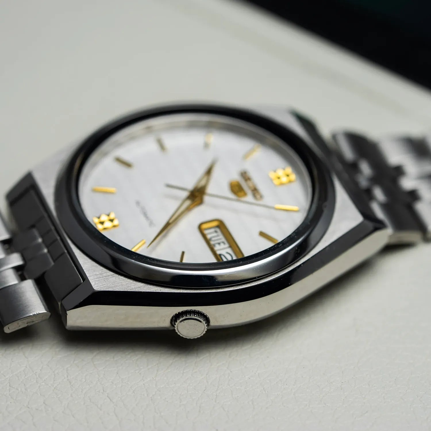 Seiko 5 7S26-8760 Cal. 7S26 Men’s Automatic Vintage Watch – dial macro detail