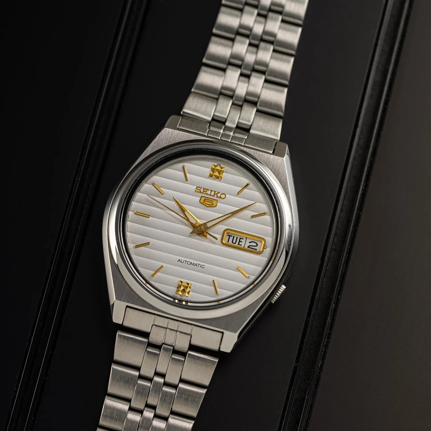 Seiko 5 7S26-8760 Cal. 7S26 Men’s Automatic Vintage Watch – crown detail