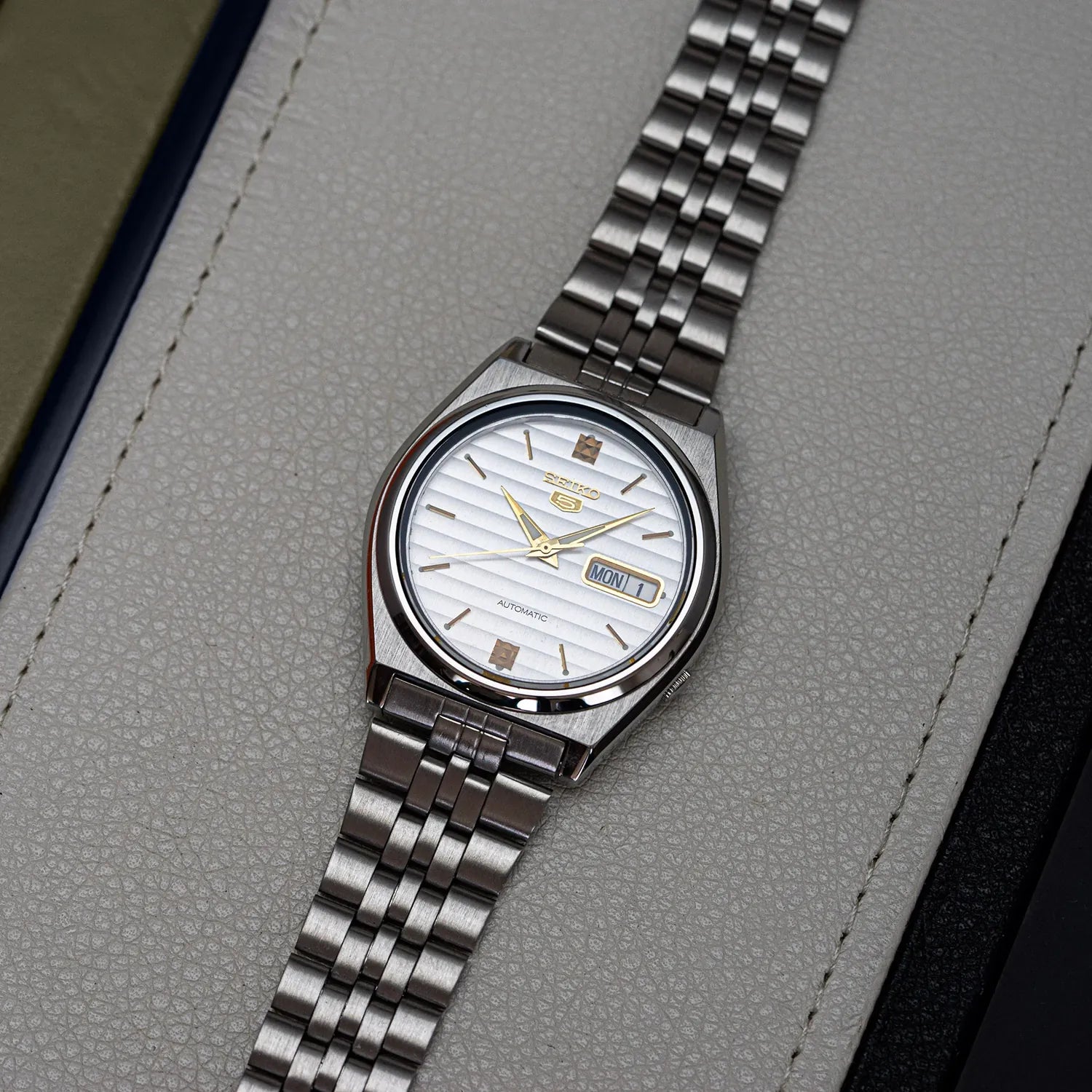 Seiko 5 7S26-8760 Cal. 7S26 Men’s Automatic Vintage Watch – front view