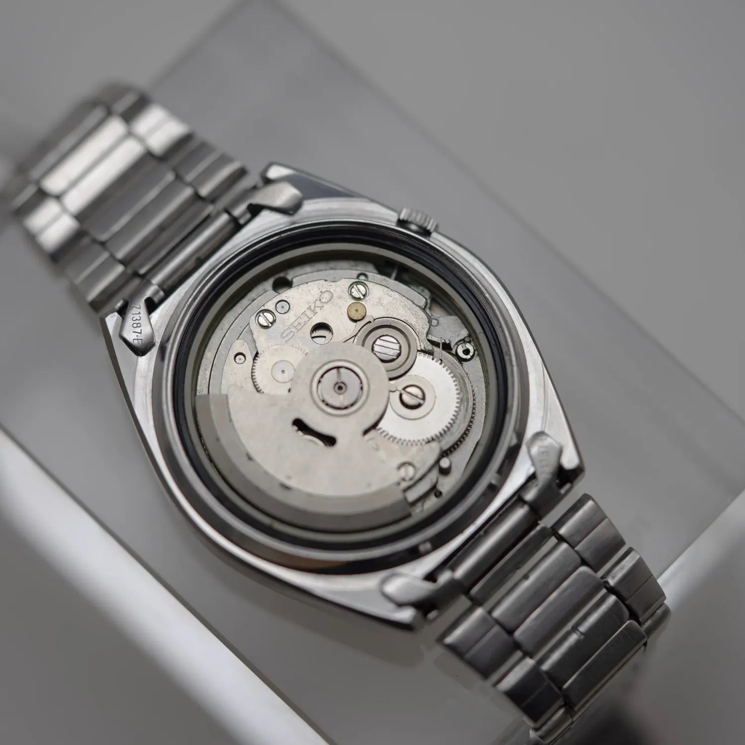 Seiko 5, Ref. 7009-8761, Men's Automatic Vintage Watch, 1981 – dial macro detail