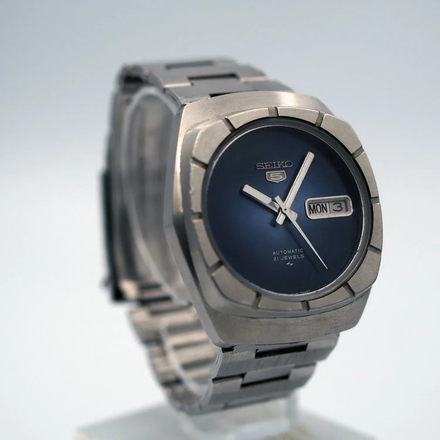 Seiko 5, Ref. 7019-7370, Cal. 7019, Men's Automatic Watch – dial close-up