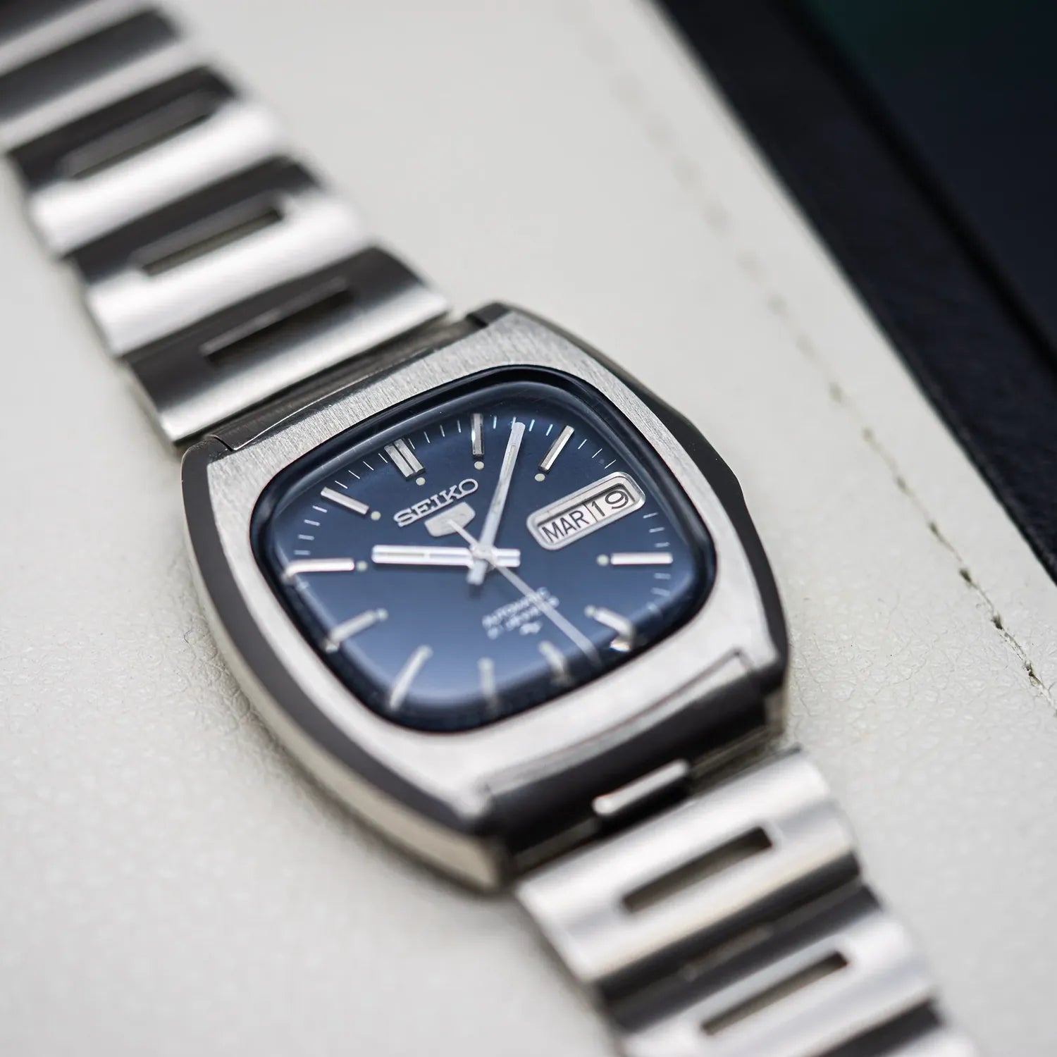 Seiko Baby Monaco 7019-5000 Automatic Men's Vintage Watch – side view alternative angle