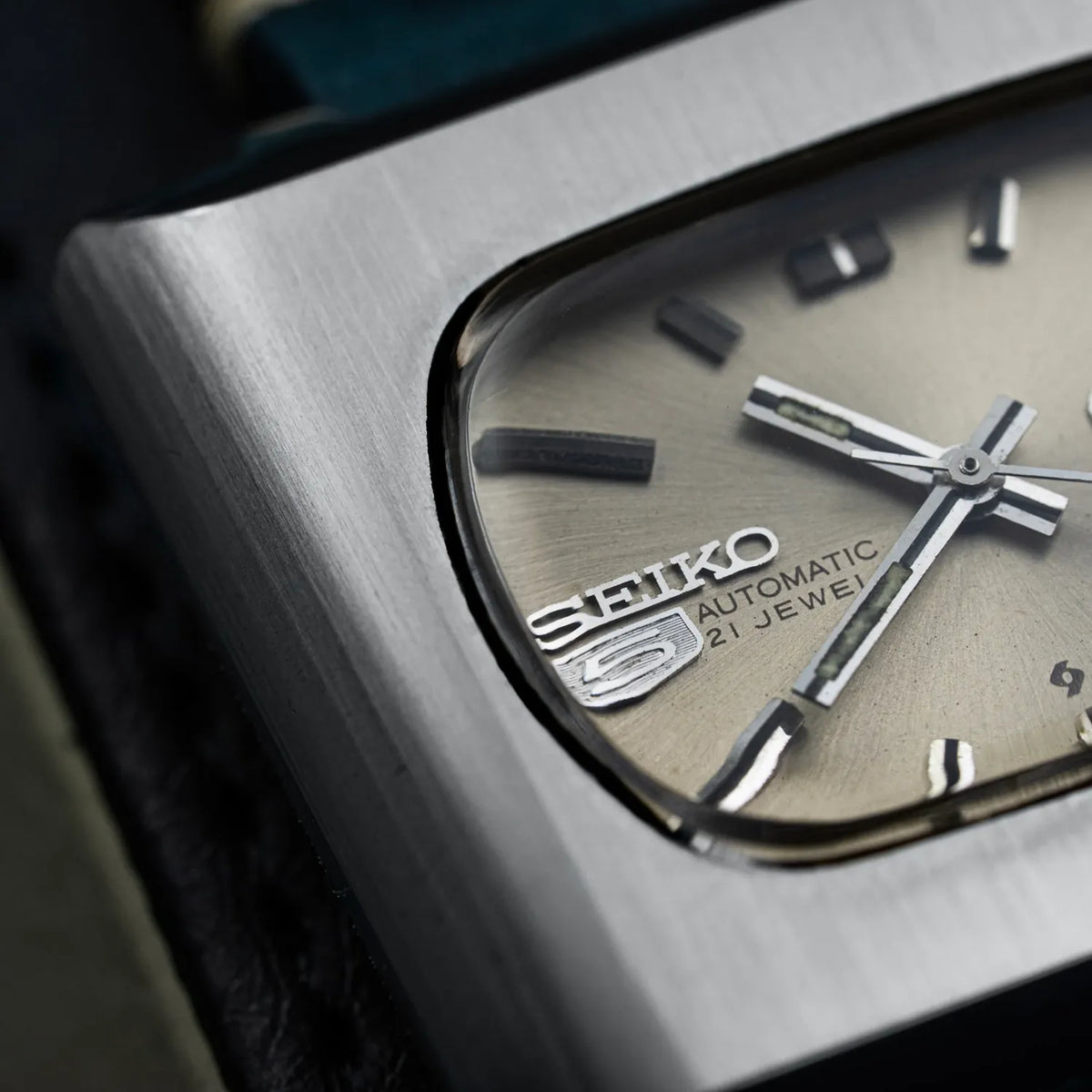 Seiko 5 ref. 6119-5401 dial macro showing the applied Seiko 5 badge, Automatic 21 Jewels lettering and brushed square case