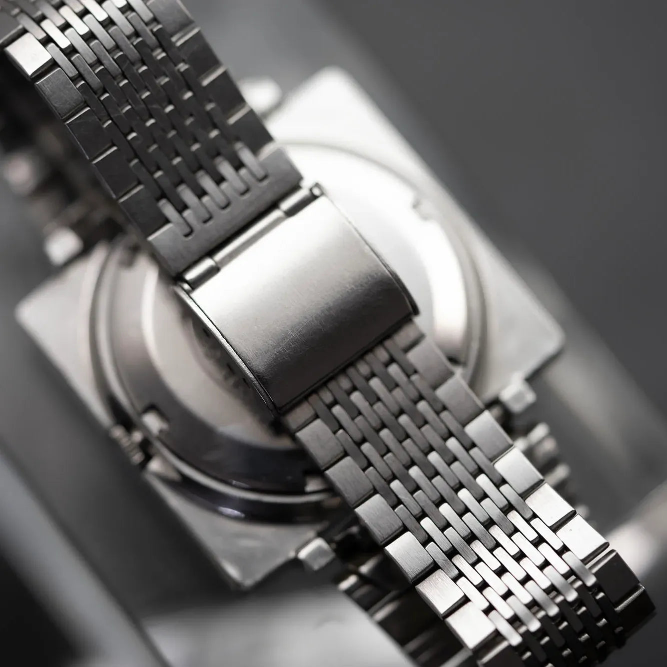 Seiko 5 TV Screen Case Men's Automatic Vintage Watch, 1970s – side view alternative angle