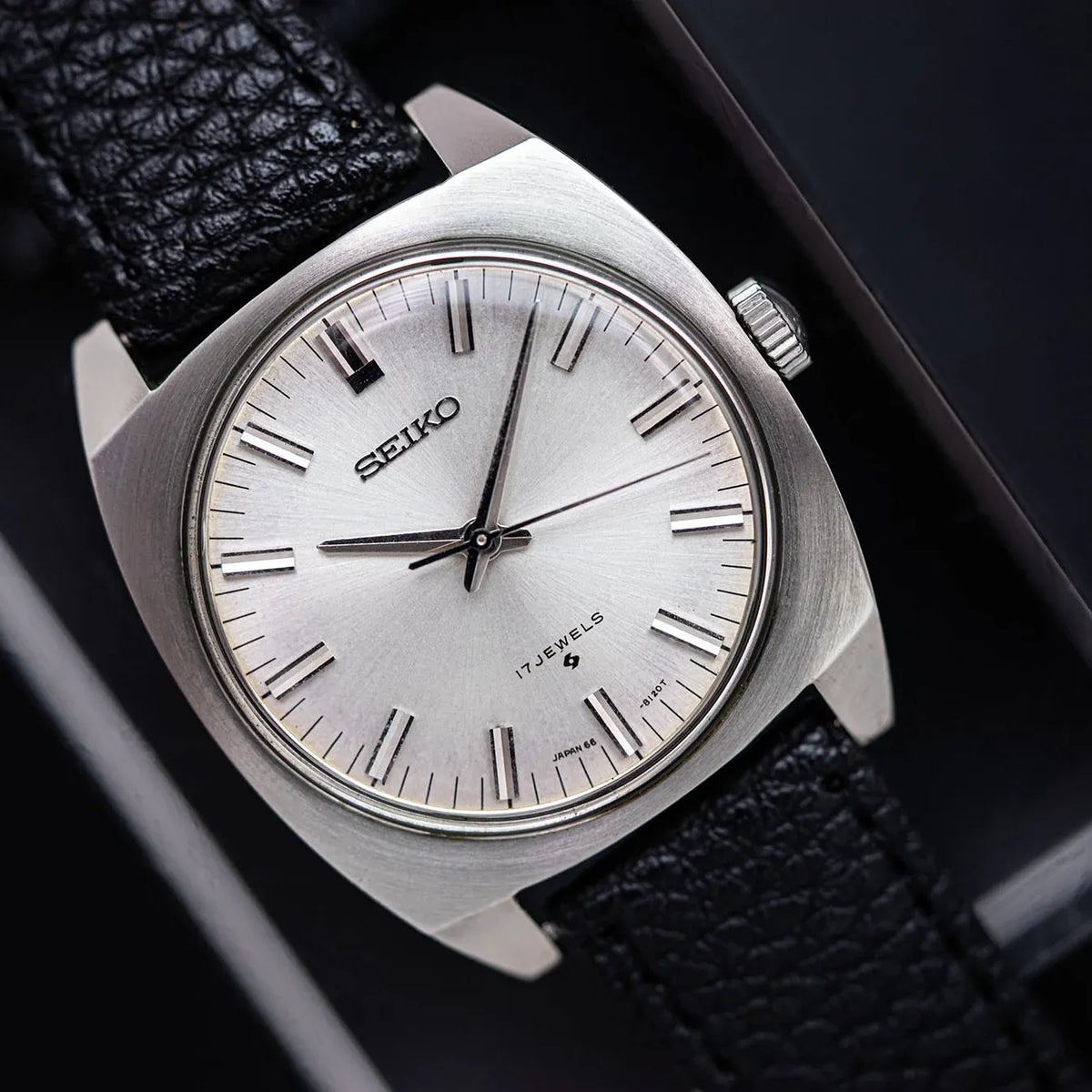 Seiko-66-8050-dress-watch-hand
