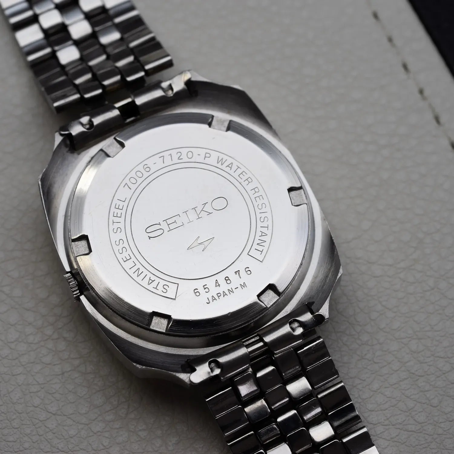 Seiko 7006-7120, Cal. 7006, Men’s Dress Vintage Watch, 1973 – dial macro detail