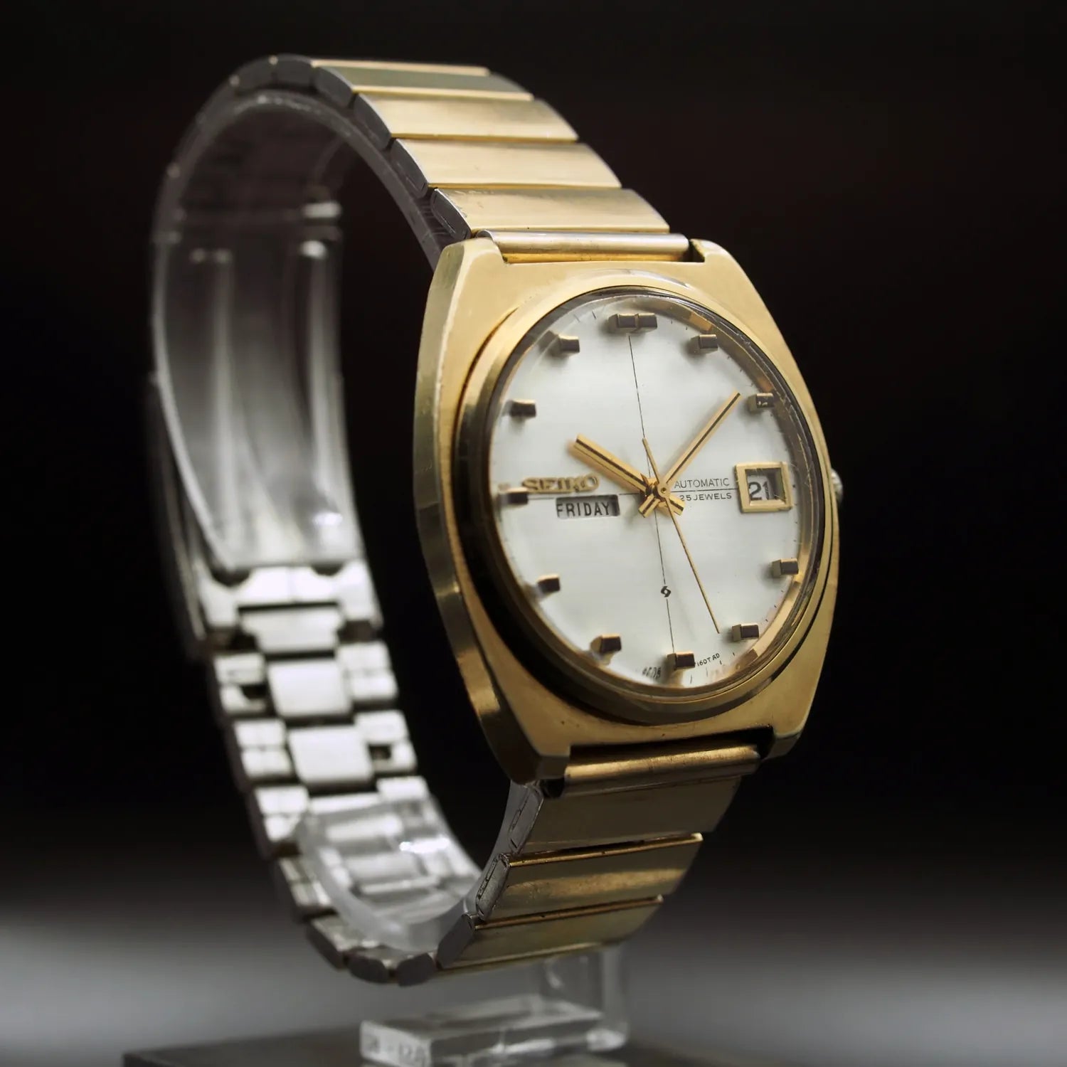 Seiko 5606-7100, Cal. 5606, Men’s Automatic Dress Watch – dial close-up