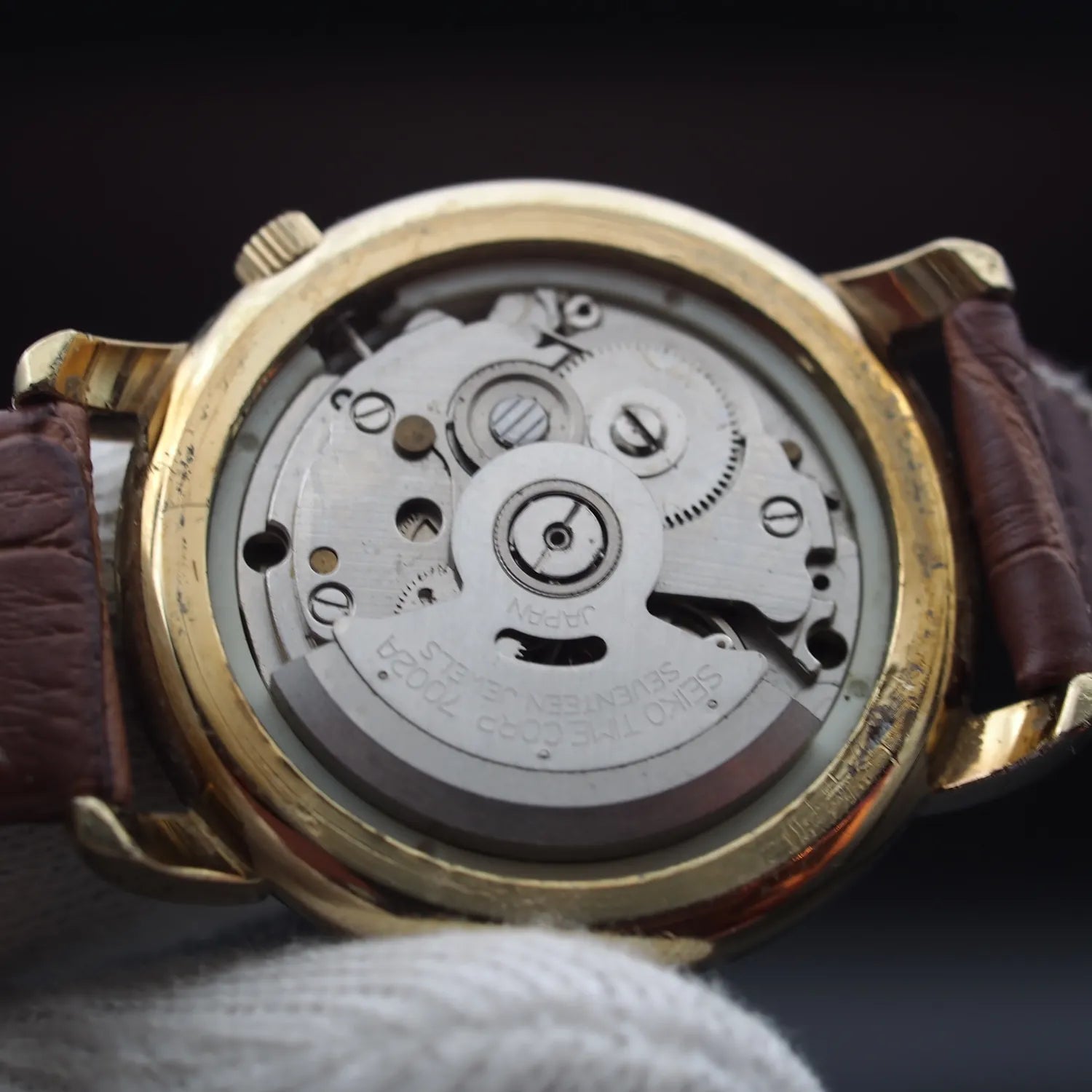 Seiko 7002-8011, Men’s Automatic Dress Vintage Watch, 1992 – dial macro detail
