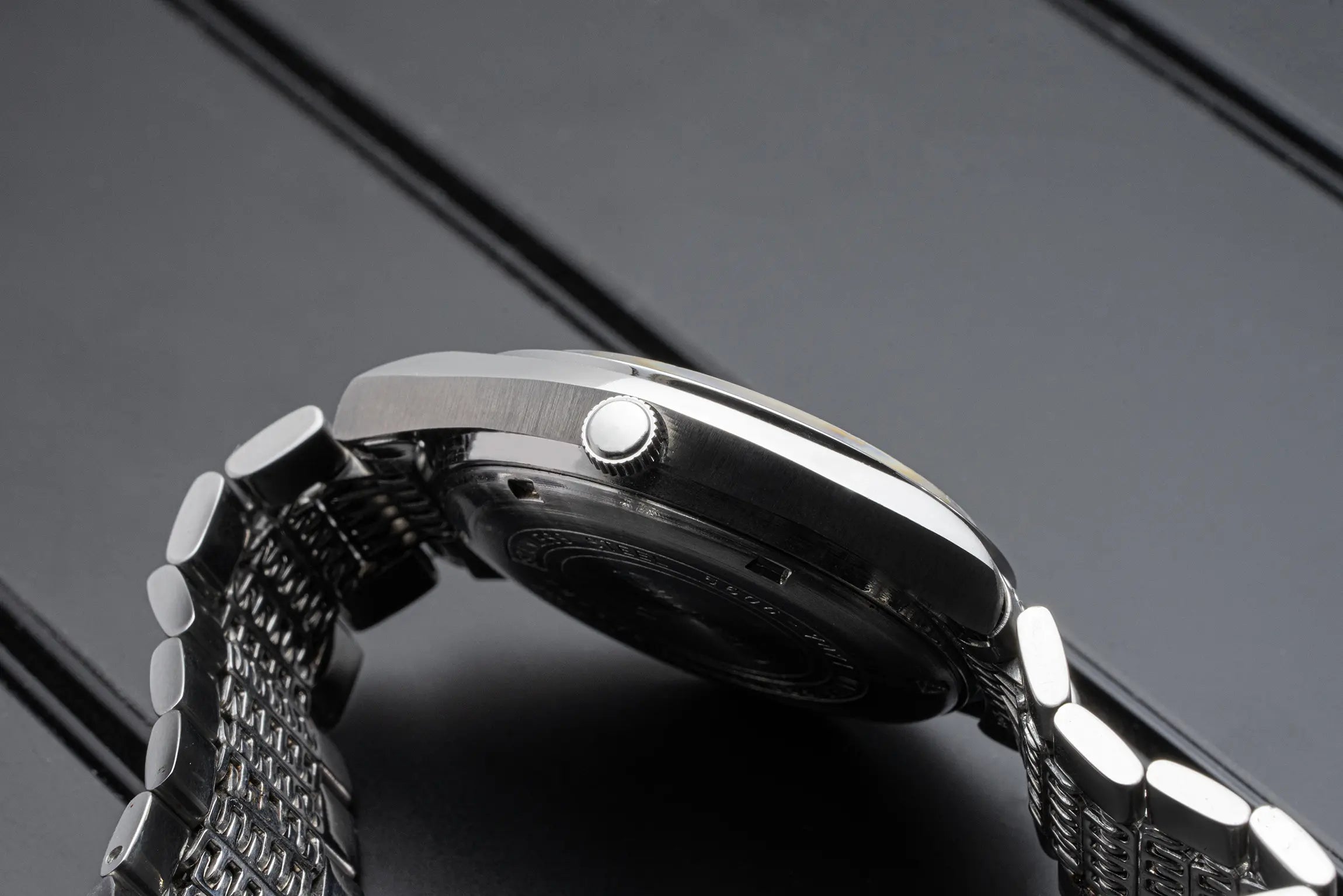 Close-up of a Seiko LM 5606-7071 crown.