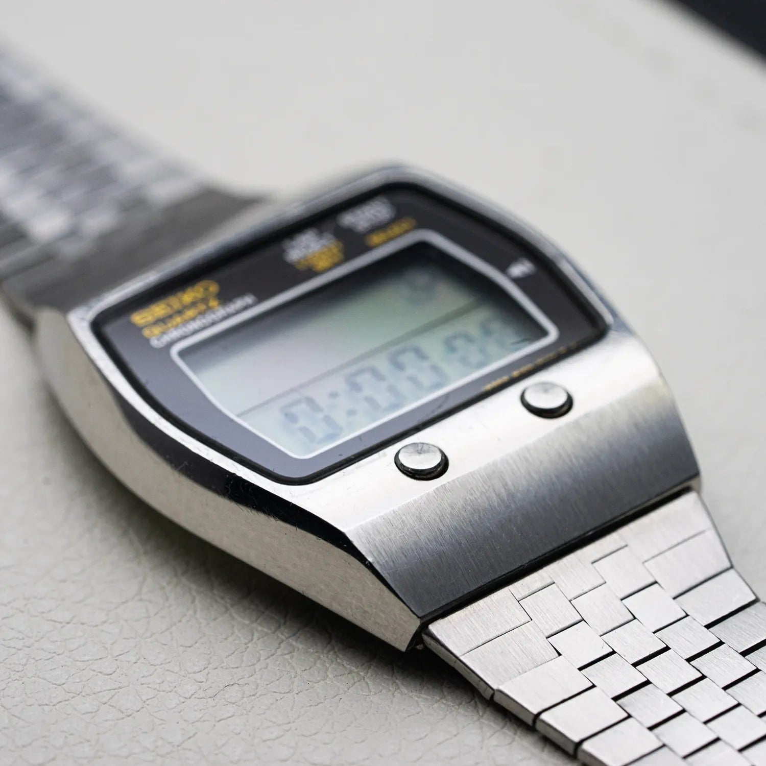 Seiko Quartz Digital Chronograph, Ref. M159-5000, Cal. M159, Men’s Vintage Watch, 1977 – side view alternative angle