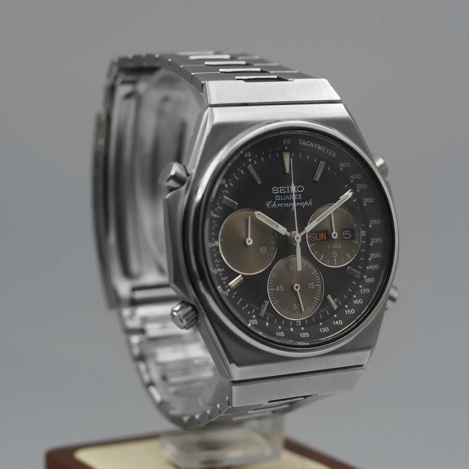 Seiko Quartz Chronograph, Ref. 7A38-7100, Cal. 7A38, Men’s Chronograph Vintage Watch, 1984 – side view