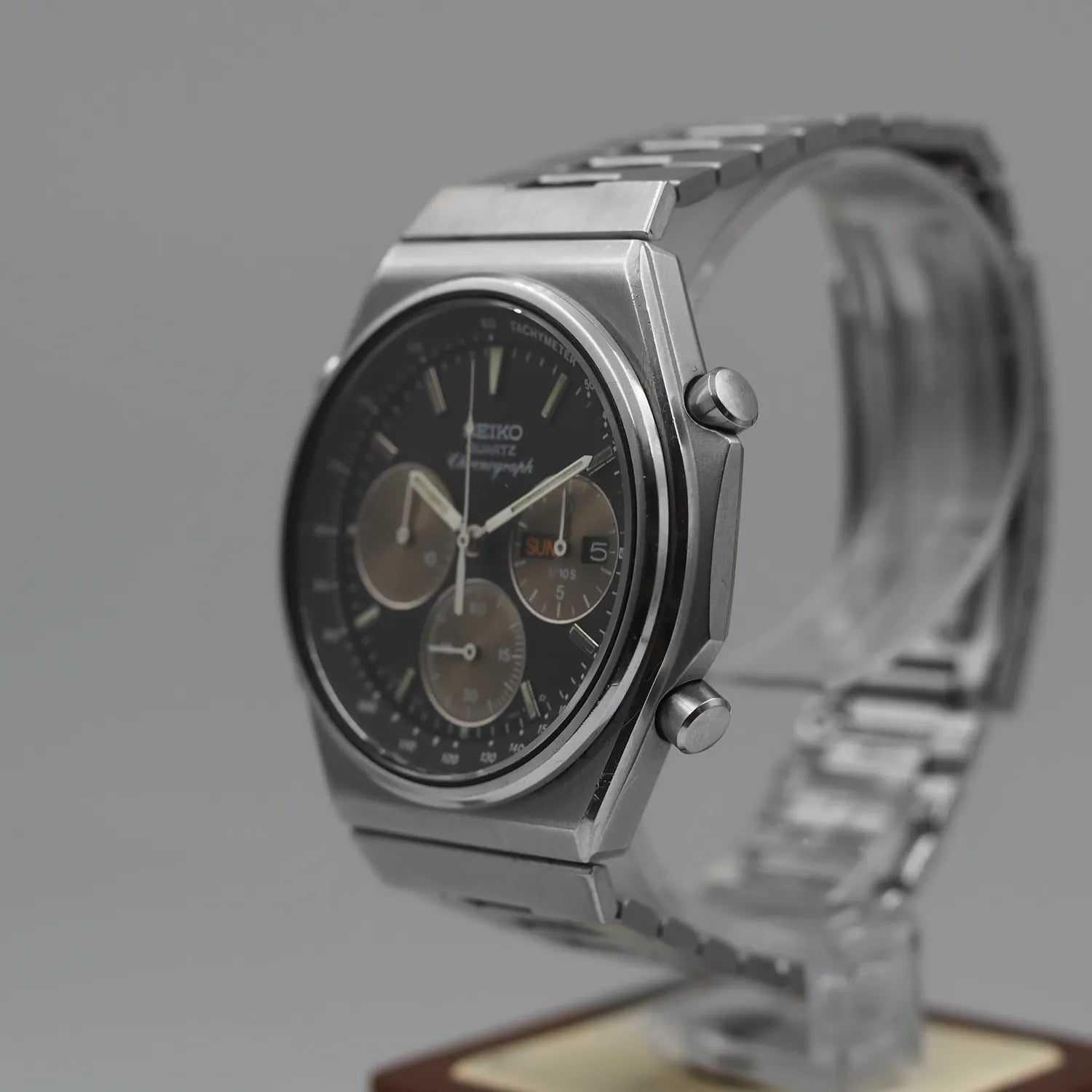 Seiko Quartz Chronograph, Ref. 7A38-7100, Cal. 7A38, Men’s Chronograph Vintage Watch, 1984 – side view alternative angle