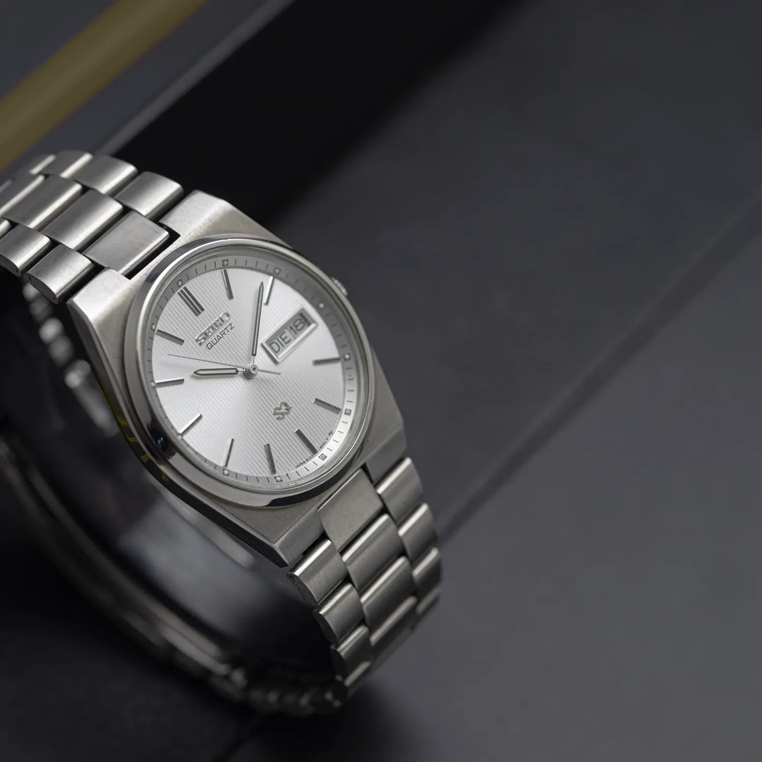 Seiko SQ, Ref. 8C23-8000, Cal. 8C23, Men’s Quartz Analog Vintage Watch, 1985 – side view alternative angle