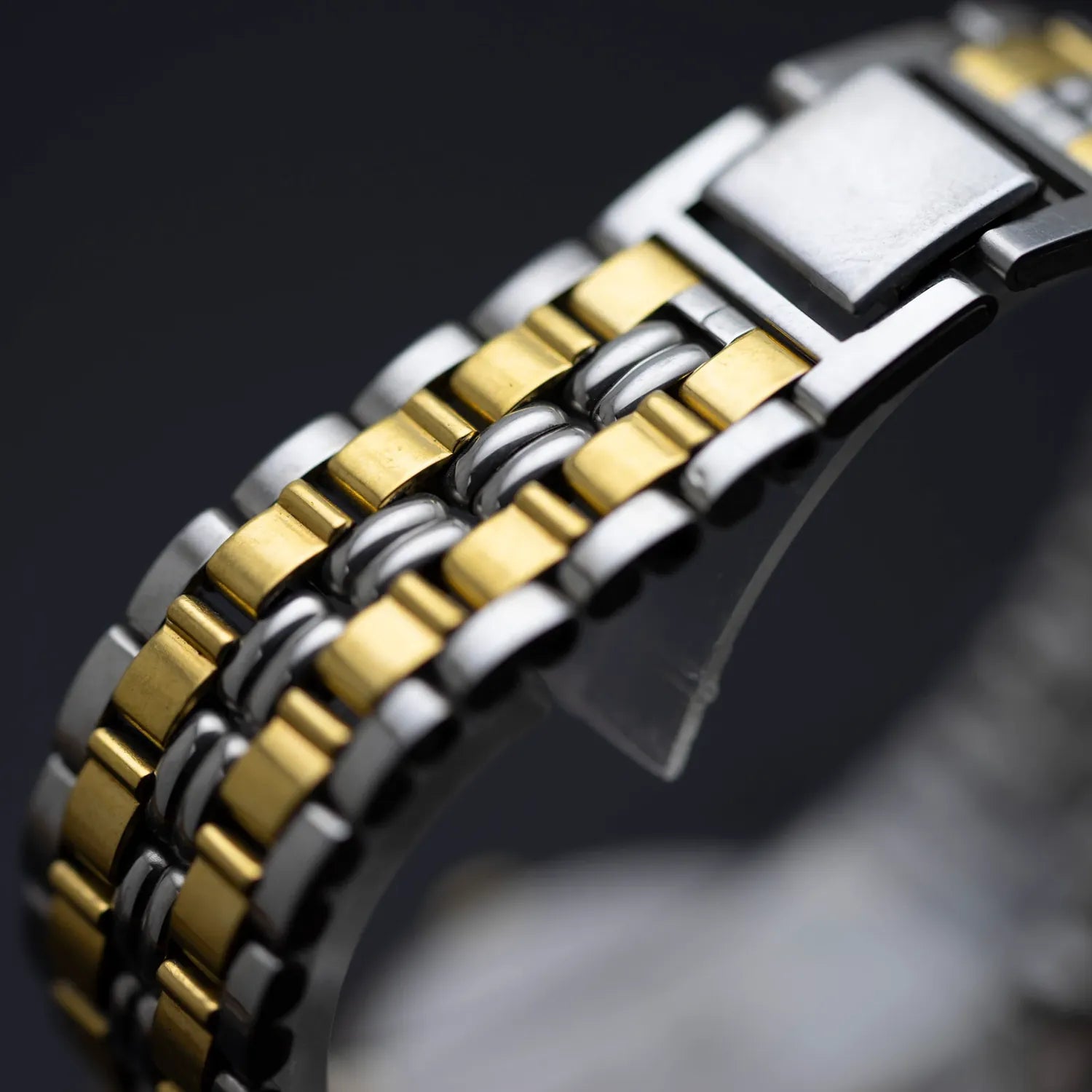 Seiko V722-7048, Cal. V722, Women's Quartz Analog Vintage Watch, 2003 – side view alternative angle