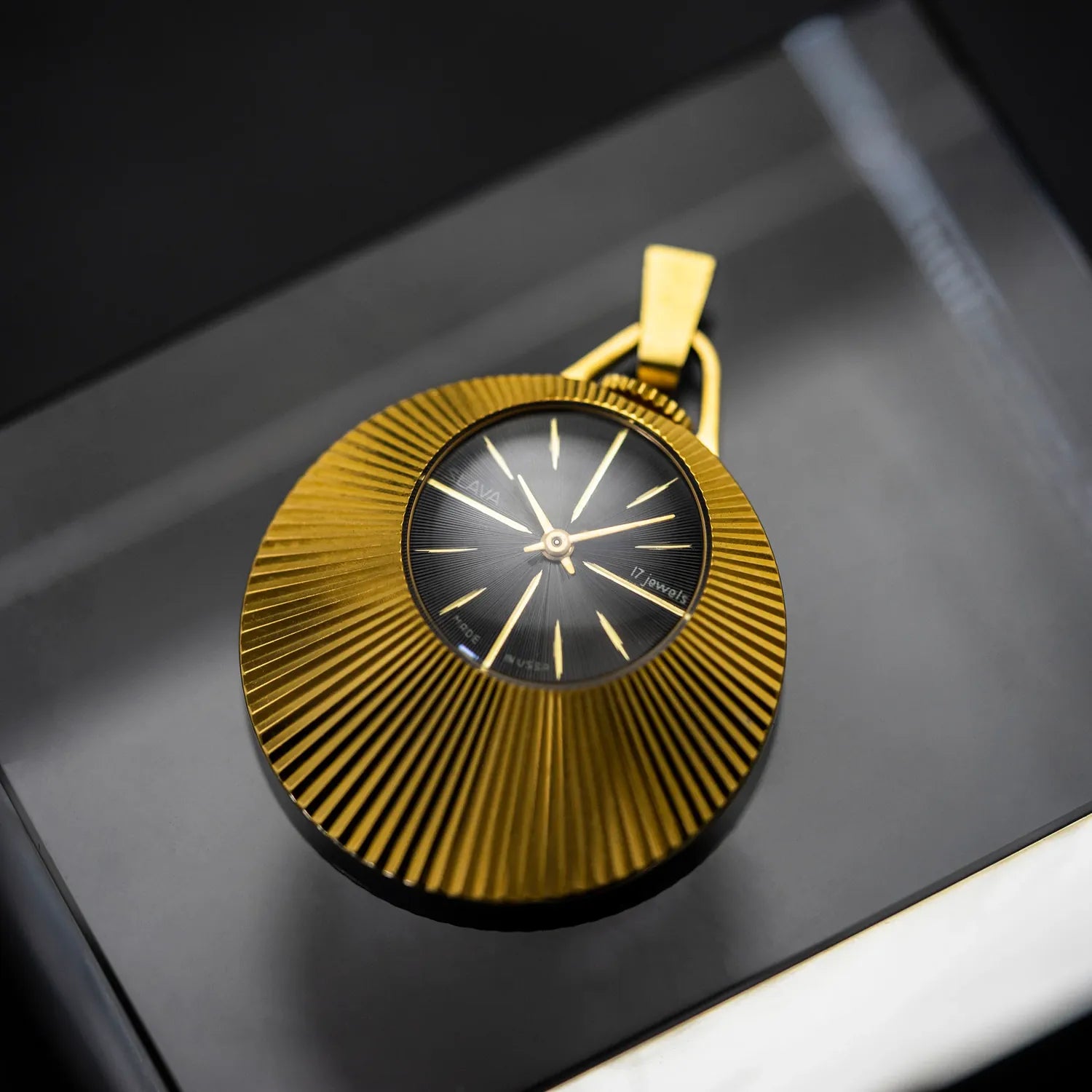 Slava Pendant, 1600, Women’s Vintage Watch, 17-Jewels, USSR – dial close-up