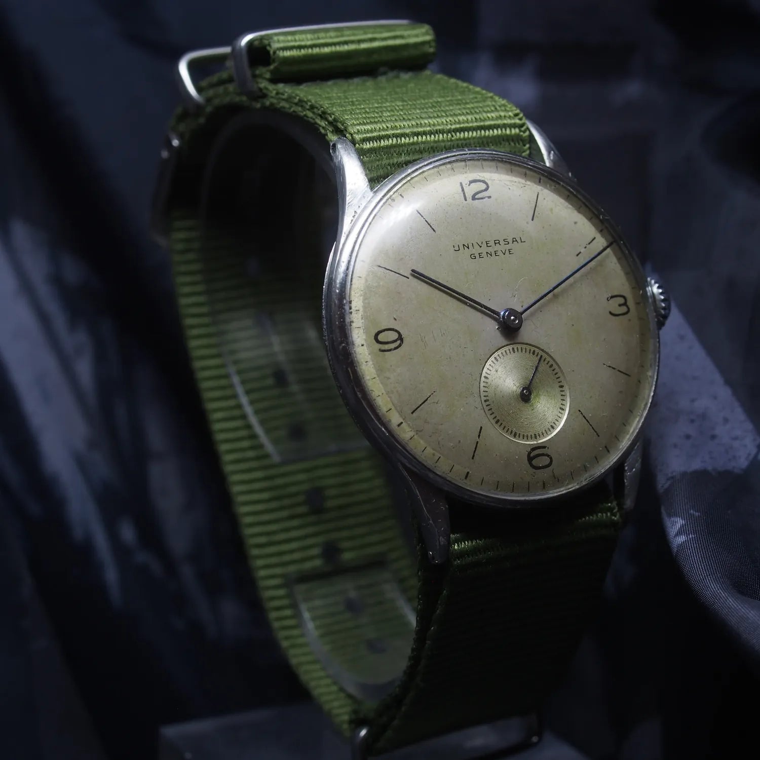 Universal Geneve Cal. 262 – side view alternative angle