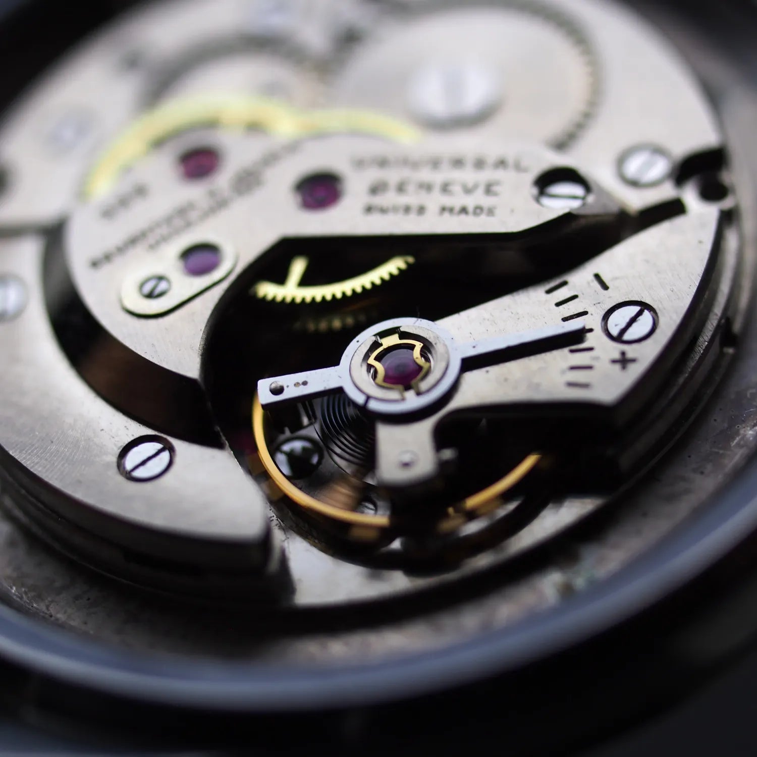 Universal Geneve Cal. 332 Amazing Gent's Dress Watch – strap detail