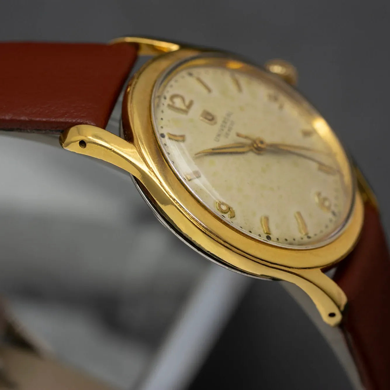 Universal Geneve Cal. 332 – side view