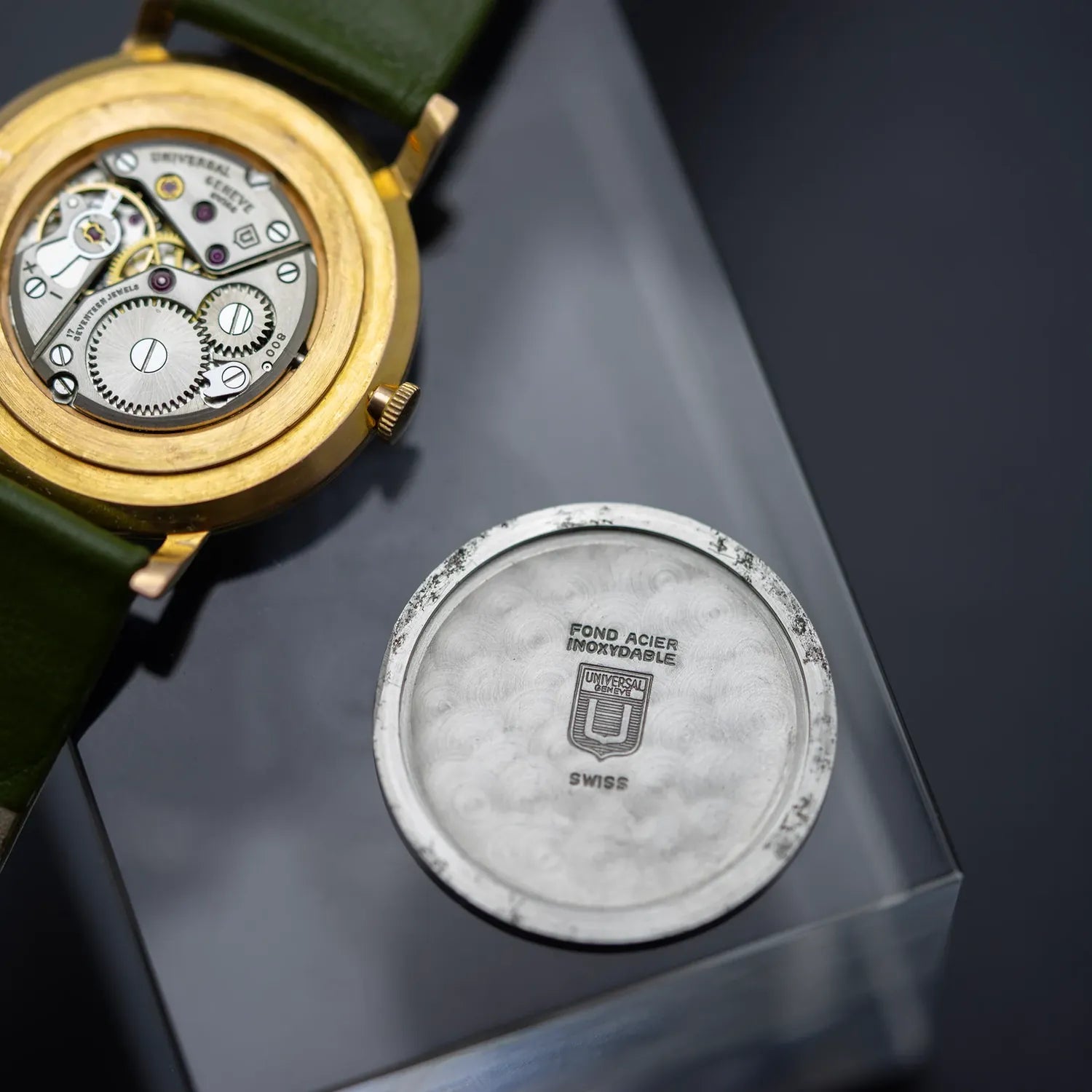Universal Geneve Cal. 800 – dial macro detail