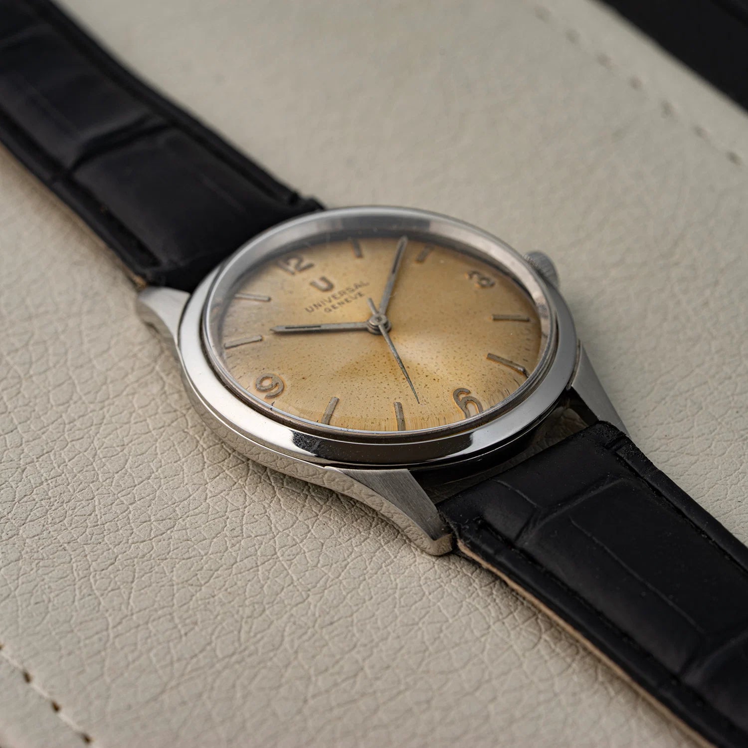 Universal Geneve, Cal. 1106, Men’s, 1966 case on leather table