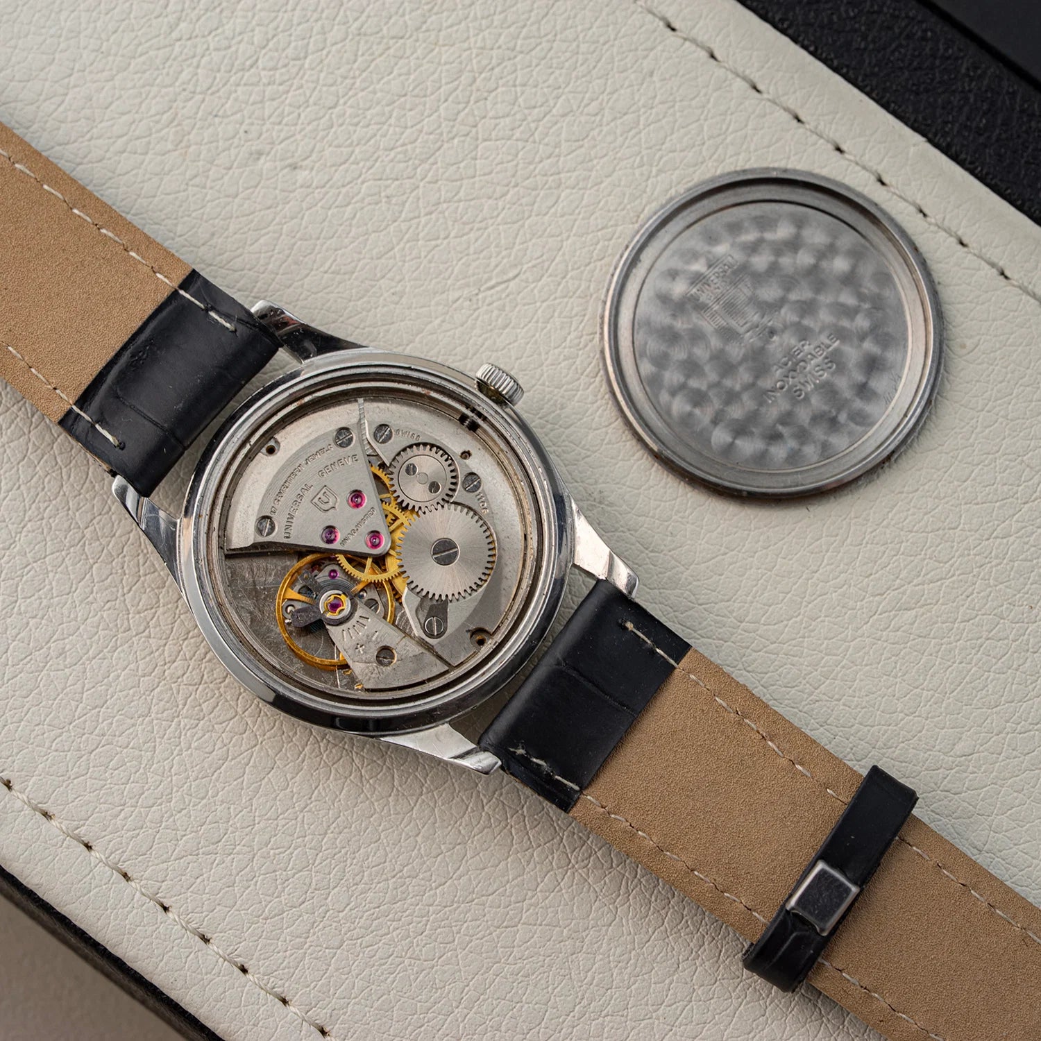 Universal Geneve, Cal. 1106, Men’s, 1966 movement on leather table