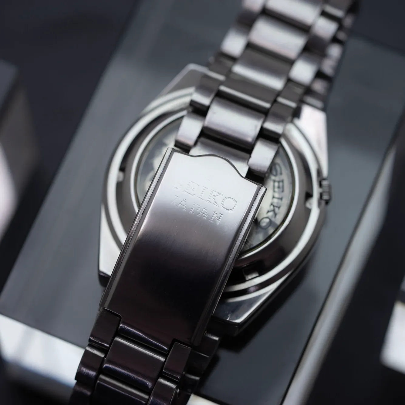Vintage Seiko 5 7s26 0520 – side view alternative angle