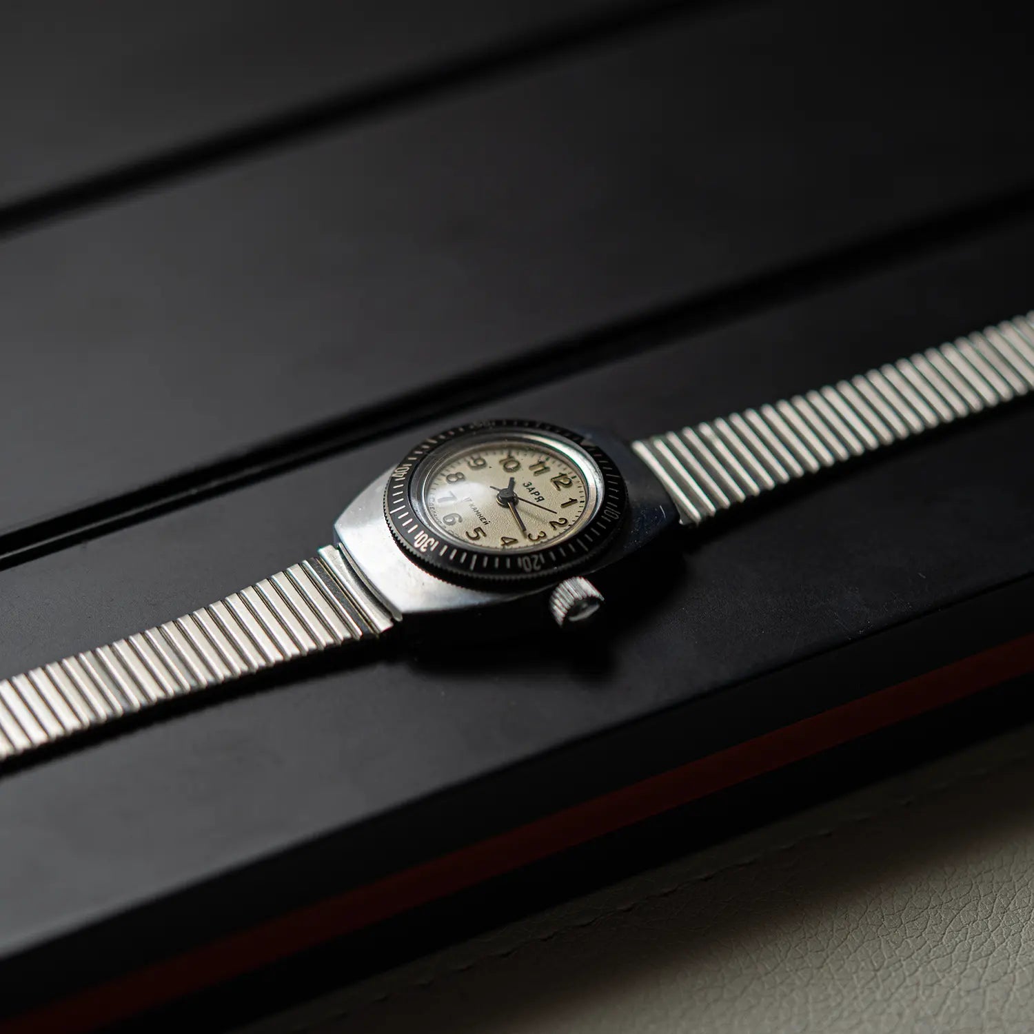 Zarya Women's Diving Watch, Cal. Z15098 Crown