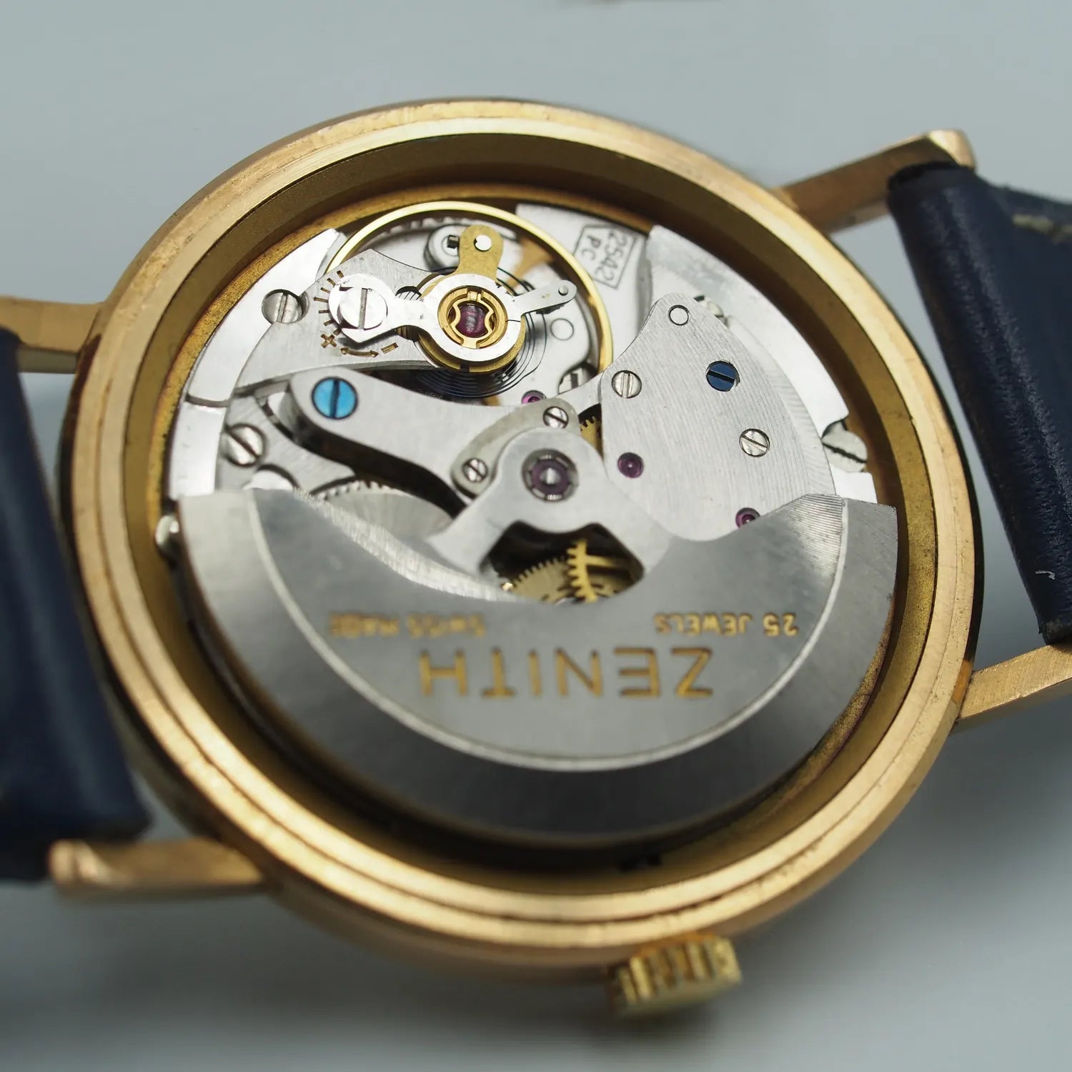 Zenith Automatic 18Ct Gold Cal. 2542 PC – dial close-up
