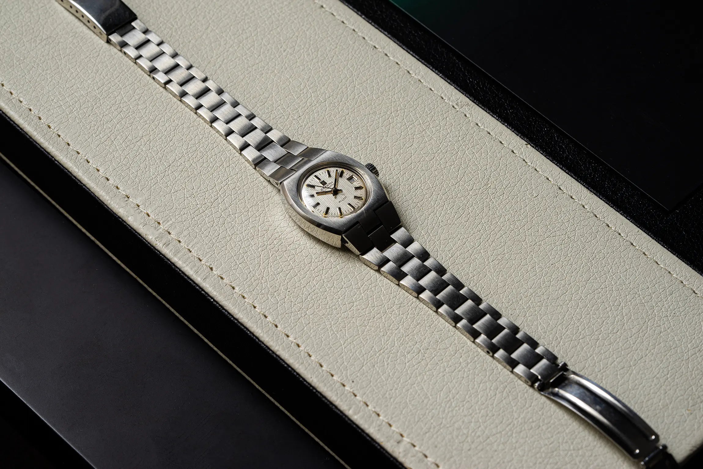 Zenith Pilot Cal. 48.5 Eta 2671 Ref. 01.0010.487 side view on case and bracelet