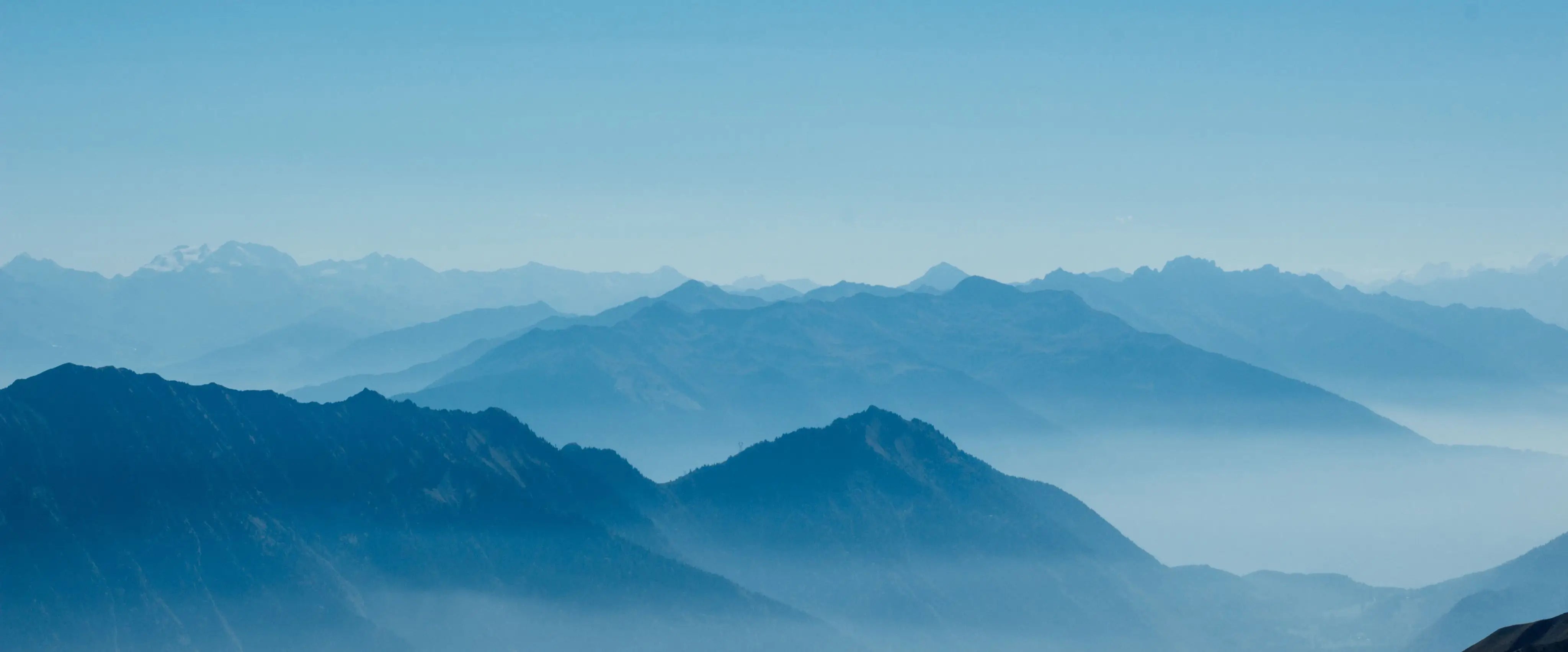 Vintage Watch Store — free shipping worldwide; banner with mountains in the background.